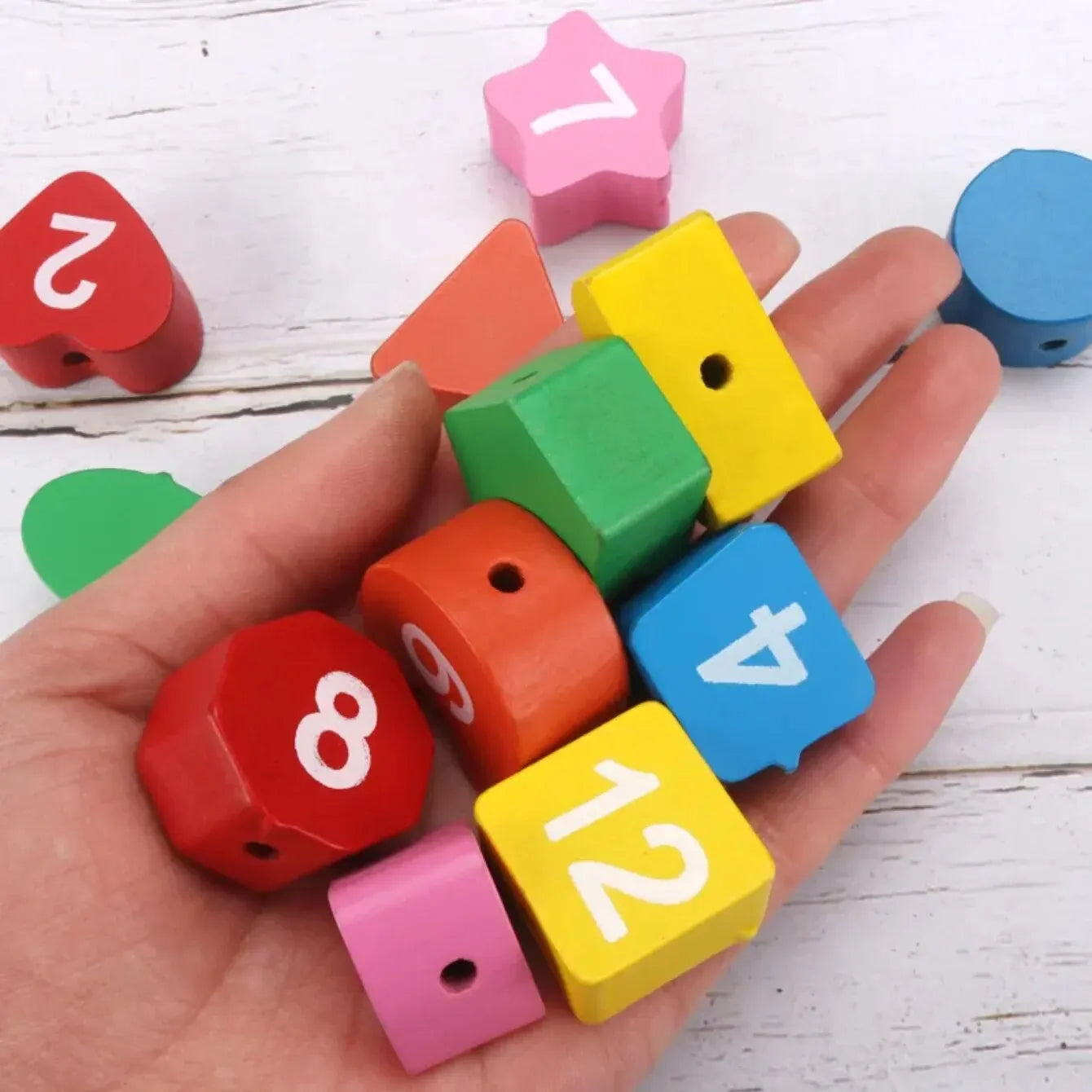 Reloj y bichitos para pequeños aprendices: donde el tiempo se encuentra con la imaginación